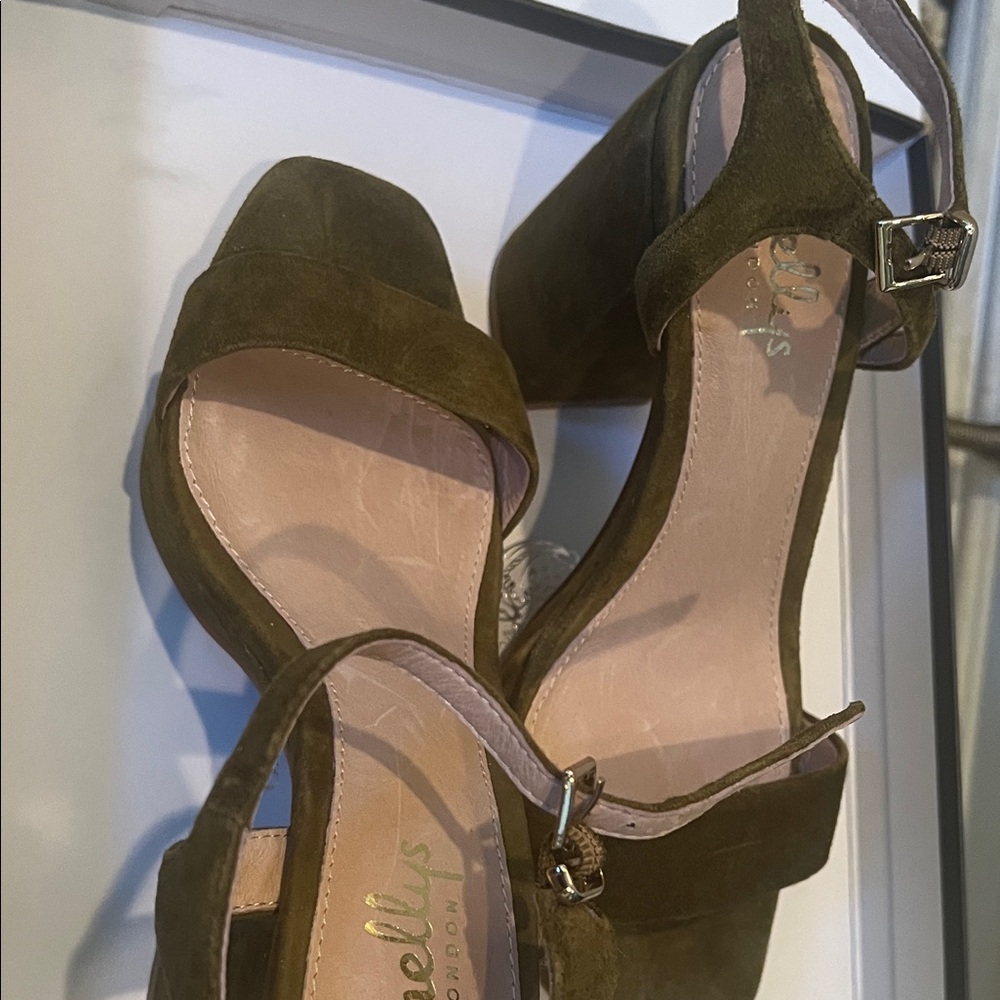 Elegant Olive Suede Platform Sandals
4” heels and 1” front